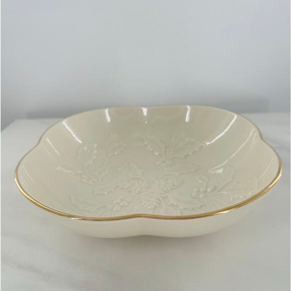 Lenox Winters Imprint Collection Serving Bowl Clover Shaped Ivory Gold Trim - Picture 2 of 7